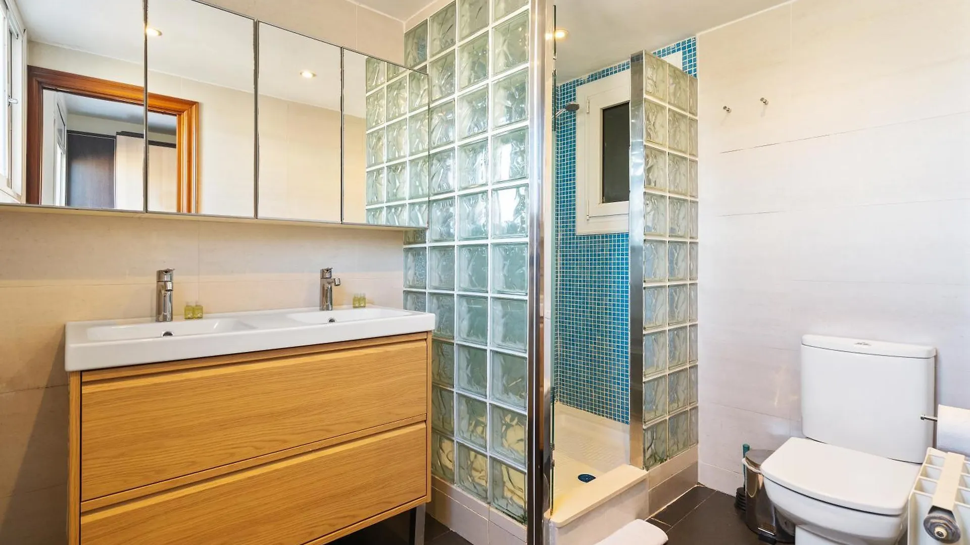 Appartement Chic 3Br Retreat With Private Terrace à Barcelone Espagne